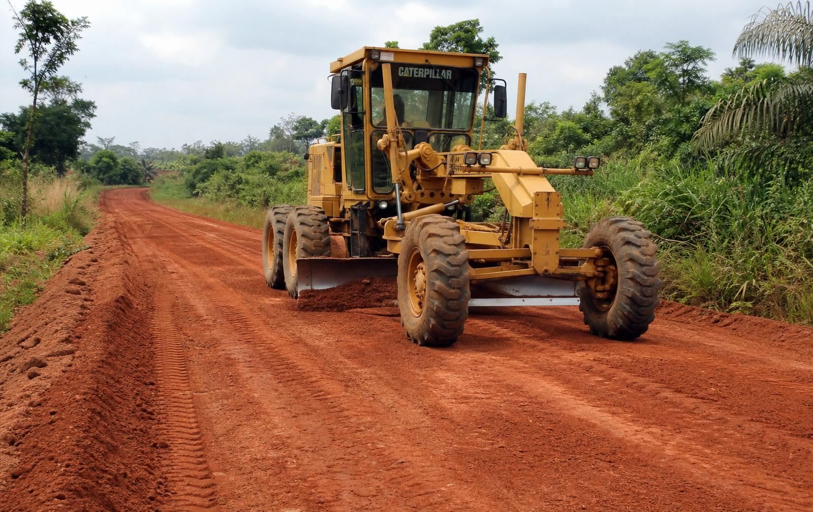 Entretien de routes en terre et goudronnées, ainsi que des abords routiers